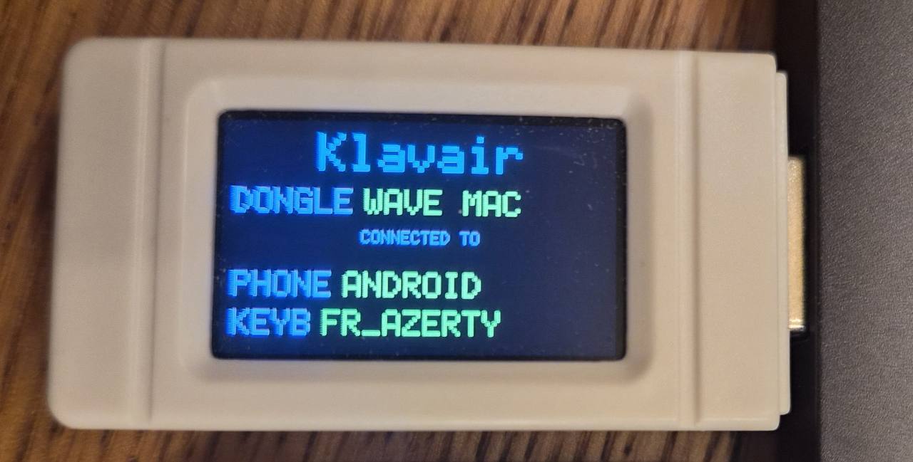 Klavair dongle with screen showing connected status, Android phone and FR AZERTY keyboard profile.